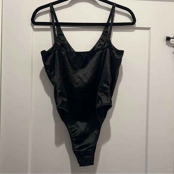 Shiny Black Bodysuit with Underwire 🐰 - Picture 9 of 11